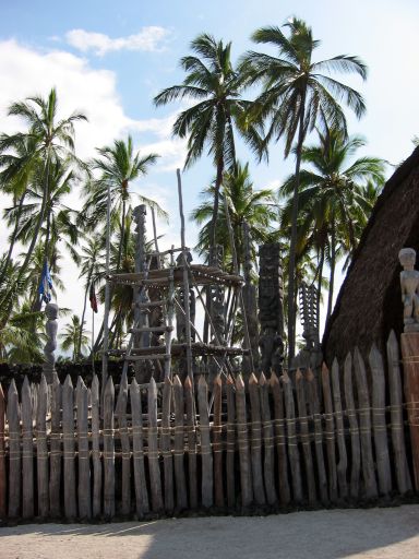 The offering tower and ki'i in the Hale o Keawe